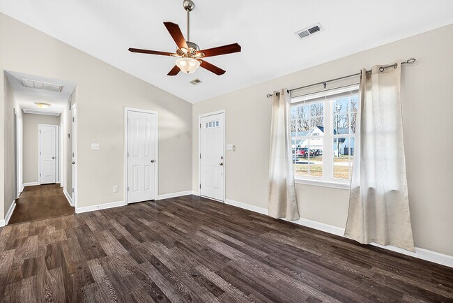 Foto del edificio - 130 Woodbury Farm Dr