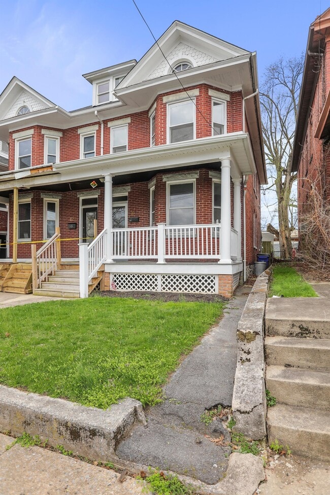 Building Photo - 831 W Franklin St