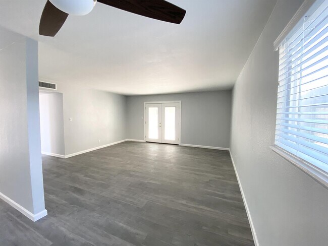 Foto del edificio - 6341 Hobart Ave