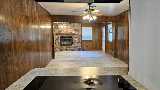 Building Photo - CUTE WESTERN HILLS HOME!