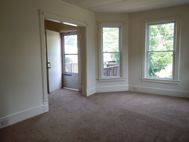 Building Photo - Bright  Second Floor Flat Around Corner Fr...