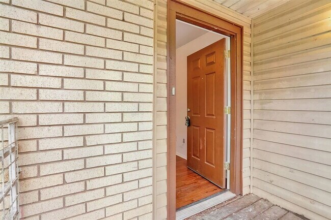 Building Photo - 714 Martindale Rd