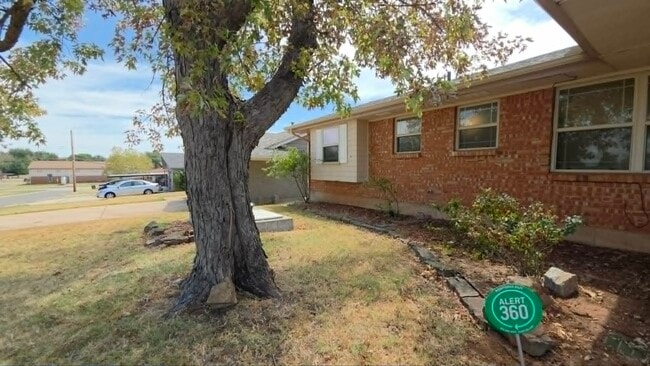 Photo - 720 SW 1st St (Moore, OK) House