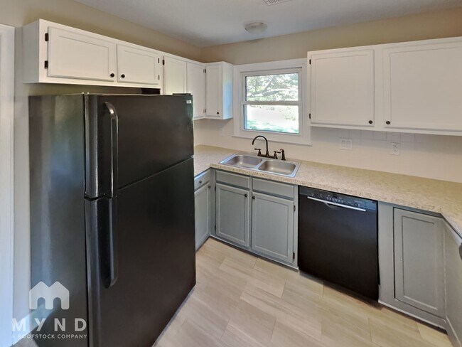 Foto del edificio - 3203 Whitaker Ct NW