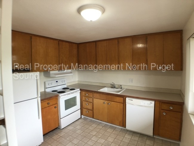 Building Photo - Multi-Unit in a perfect location of Lynwood
