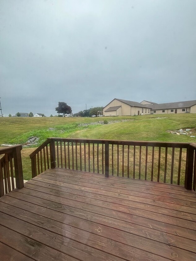 Building Photo - Beautiful 3 bedroom 2.5 bath end unit townhouse