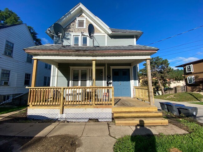 Foto del edificio - 606 N West Ave duplex