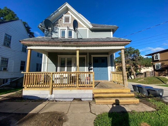 Building Photo - 606 N West Ave duplex