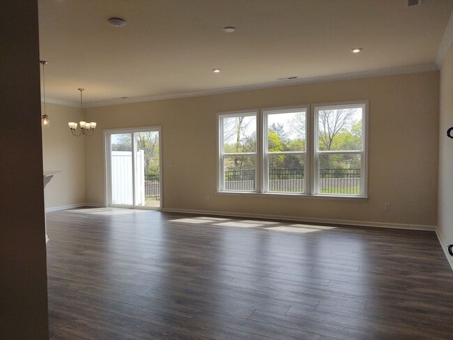 Foto del edificio - Enchanting Townhome located in the Pringle...