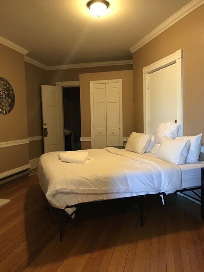 Foto del edificio - Modern Kenmore Brownstone