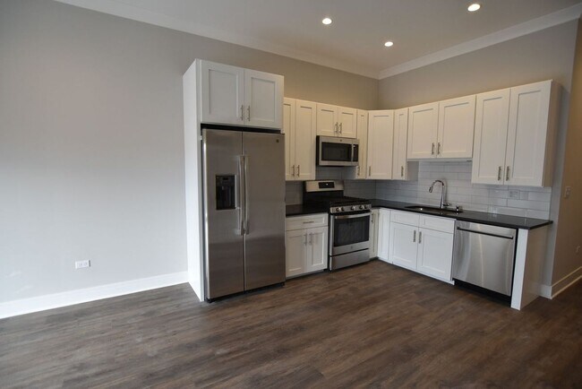 Foto del edificio - 927 W Irving Park Rd