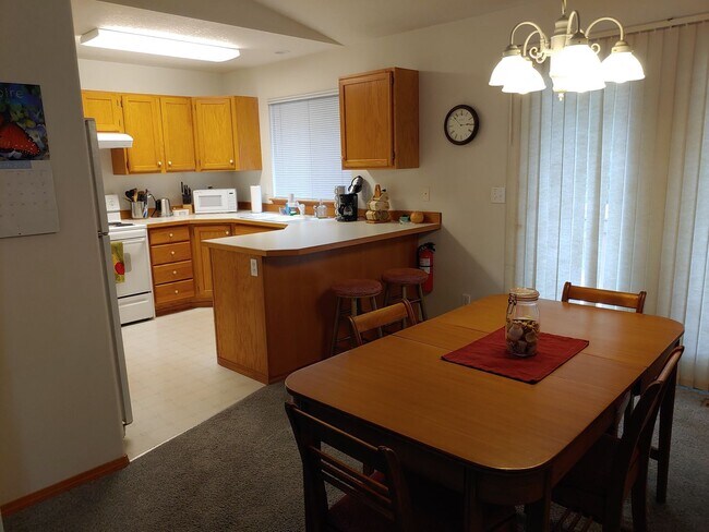 Foto del edificio - "Welcome to the fully furnished rancher wi...