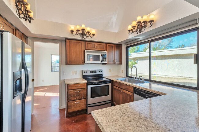 Building Photo - 3 bed 2 Bath Scottsdale Home in a Wonderfu...