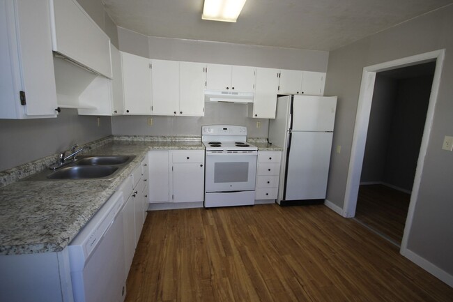 Building Photo - Sunnyside single family home with oversize...