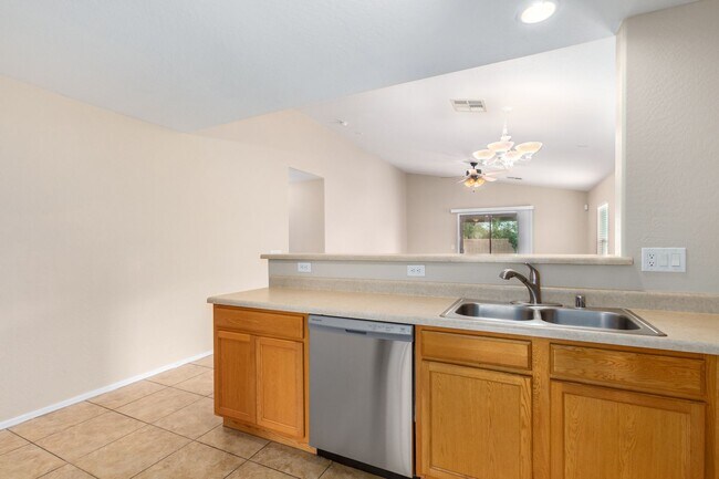 Building Photo - Excellent area of Goodyear! Like new inside!