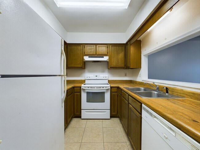 Building Photo - 3150 Belle Meade Dr