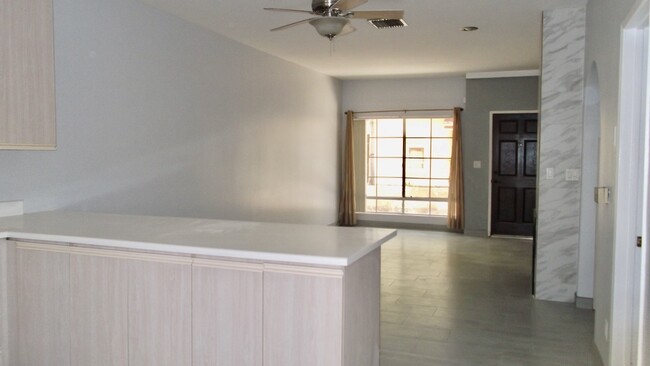 Foto del edificio - COMING SOON - Feb 2025 Spacious Townhouse ...