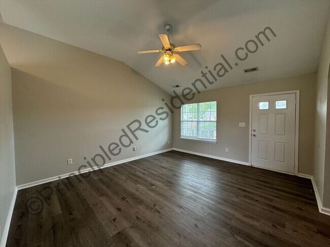 Building Photo - Charming 3 bedroom 2 bathroom home in Char...