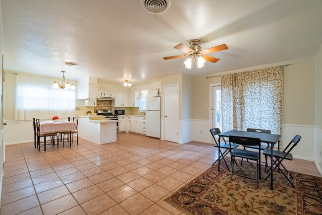 Foto del edificio - Vintage 3 Bedroom Home w/ Large Backyard