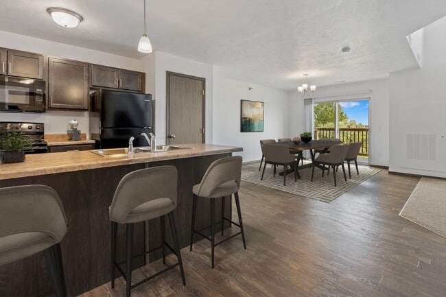 Building Photo - The Overture on Cliff