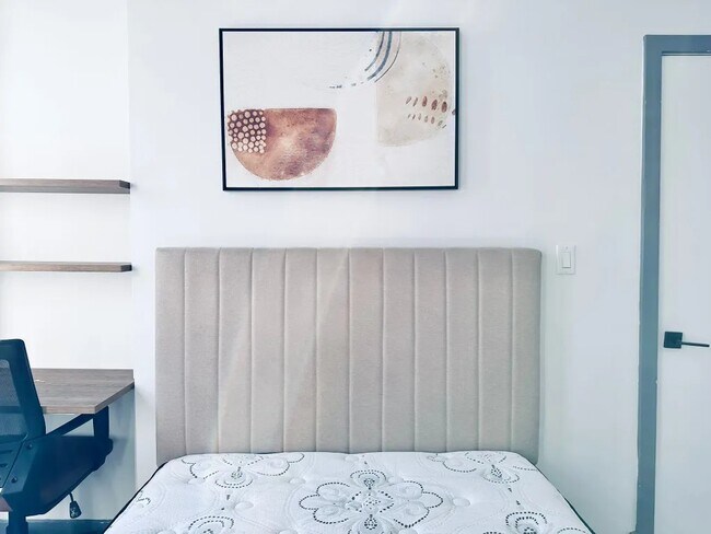 Foto del edificio - Furnished room/NOT APARTMENT