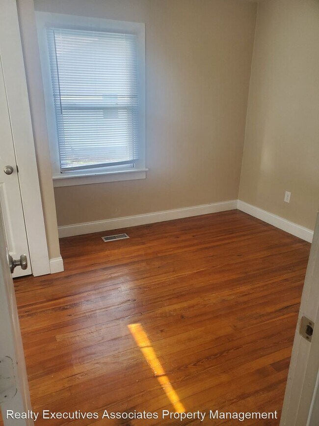 Building Photo - 3 br, 2 bath House - 909 Birch Street