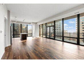 Building Photo - 465 Nicollet Mall