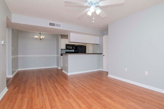 Building Photo - Remodeled 2 Bedroom 2 Bathroom w/ Master Ensuite Walk In Shower