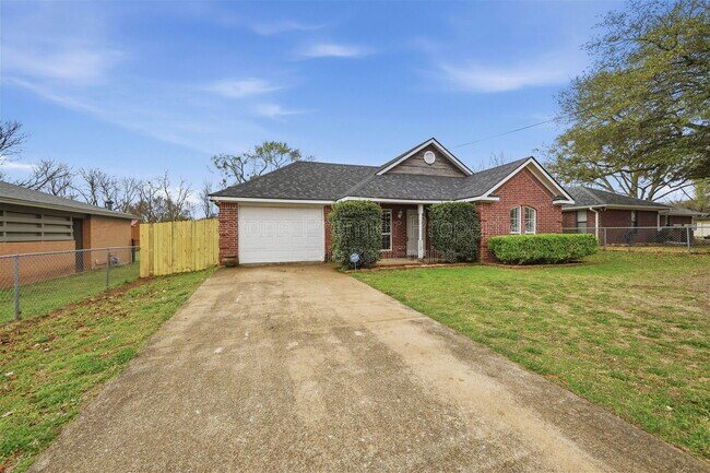 Foto del edificio - 2418 Loy Lake Rd