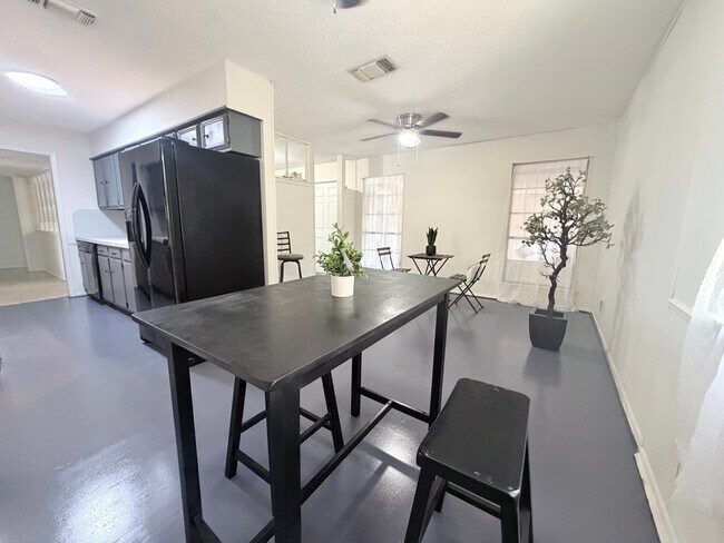 Foto del edificio - 7418 Meadow Cliff St