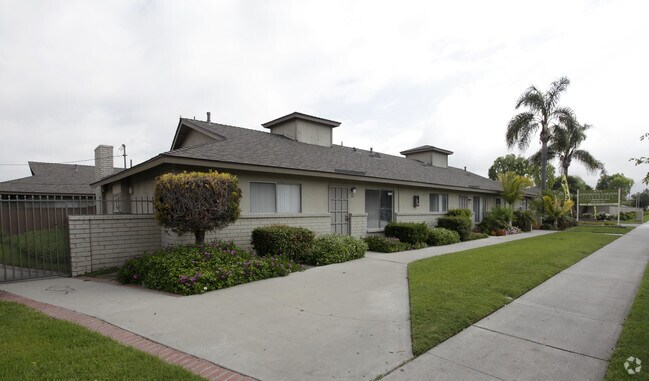 Primary Photo - Continental Gardens Apartments