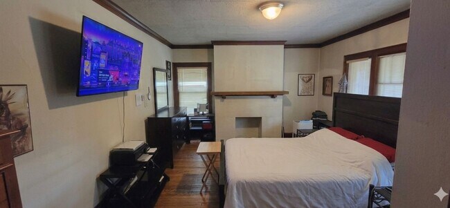 Foto del edificio - 2975 N Downer Ave