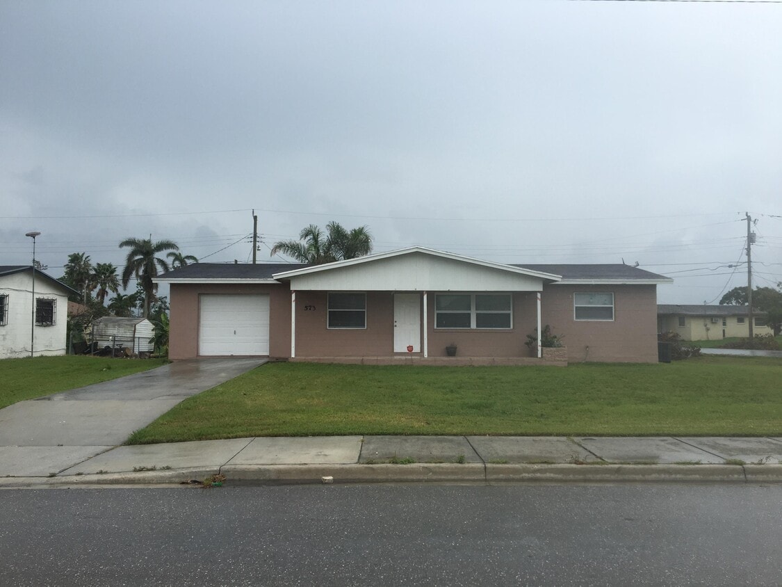 573 SW 14th St, Belle Glade, FL 33430 House Rental in Belle Glade, FL