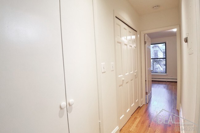 Foto del edificio - 581 Warren Street #2LR