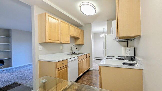 Building Photo - 1700 Maple Pl