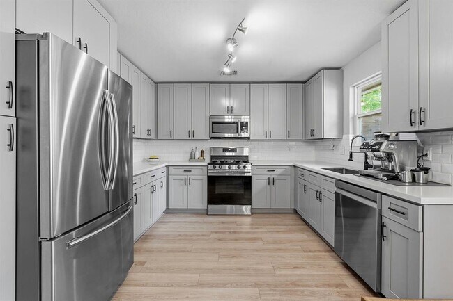 Foto del edificio - 5804 Brook Valley Dr