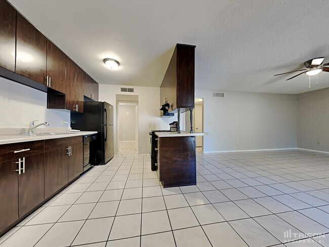 Building Photo - 8838 W Cinnabar Ave