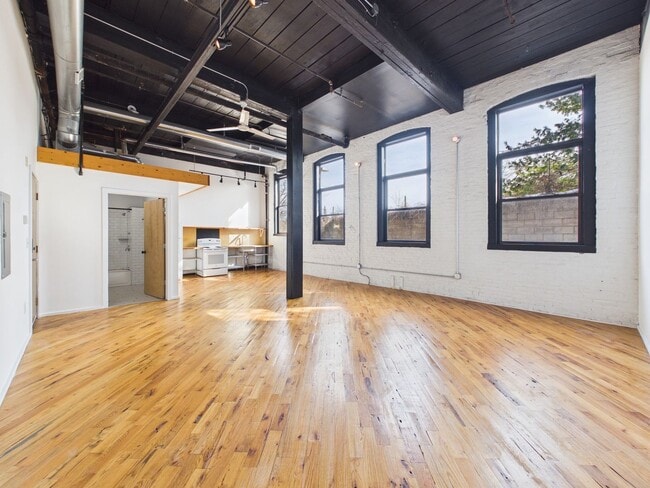 Building Photo - Spacious Studio in the Heart of Kensington!