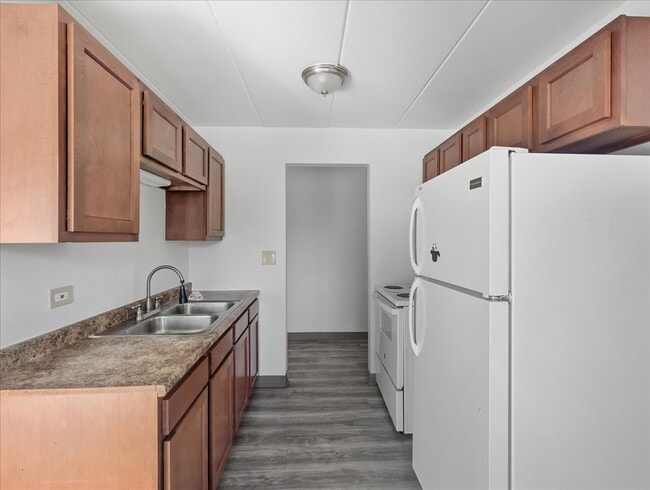 Building Photo - 350 S Main St