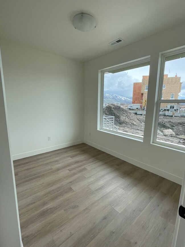 Building Photo - 4 Bed/3.5 Bath, 2-Car Garage - One Month F...