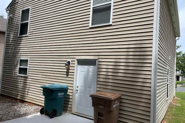 Building Photo - 1905 Dunsmore Ln