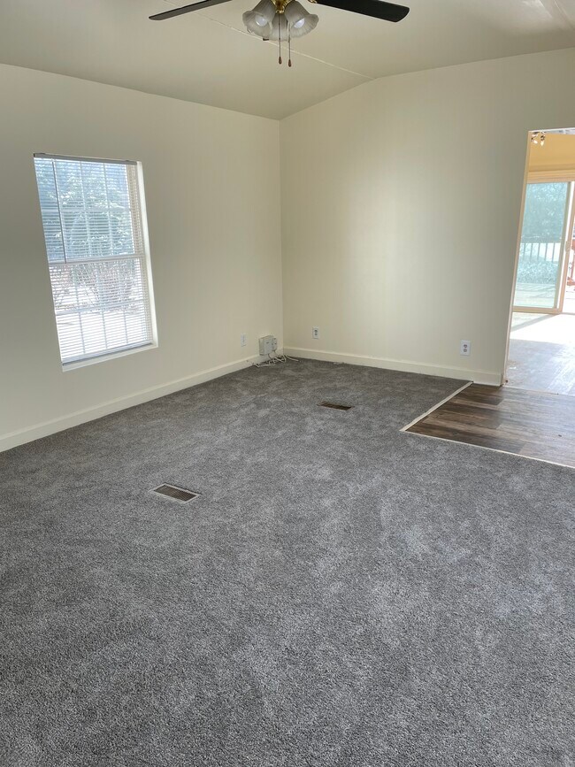 Foto del edificio - 2404 Roth Rd