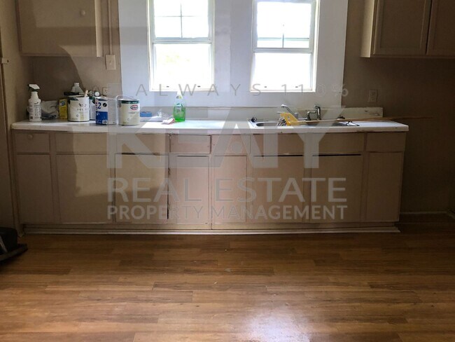 Building Photo - 3 Bedroom, 1 Bathroom House is Available Now!