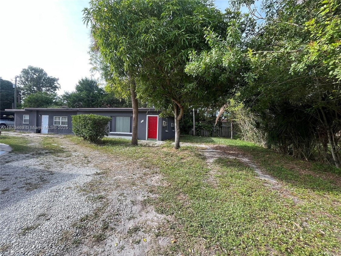 Primary Photo - 1017 Chipola Rd