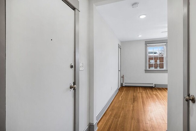 Building Photo - 855 19th St NE