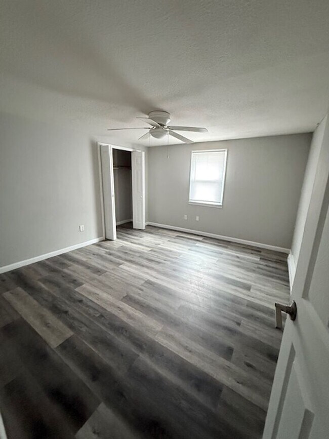 Building Photo - 6002 N Kent Dr