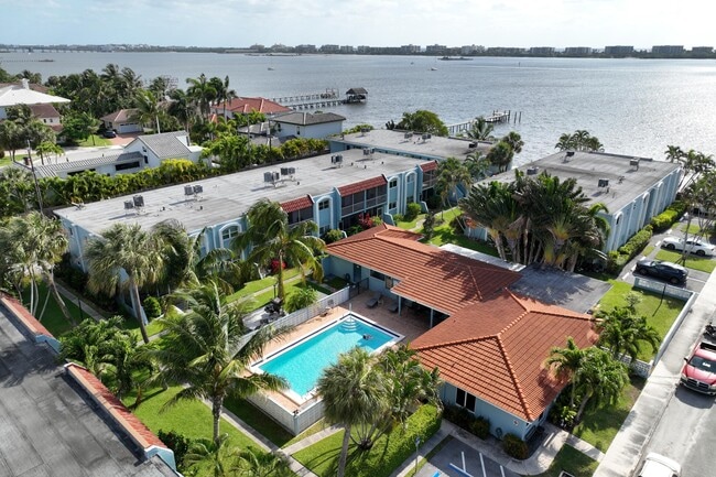 Foto del edificio - 1432 S Lakeside Dr