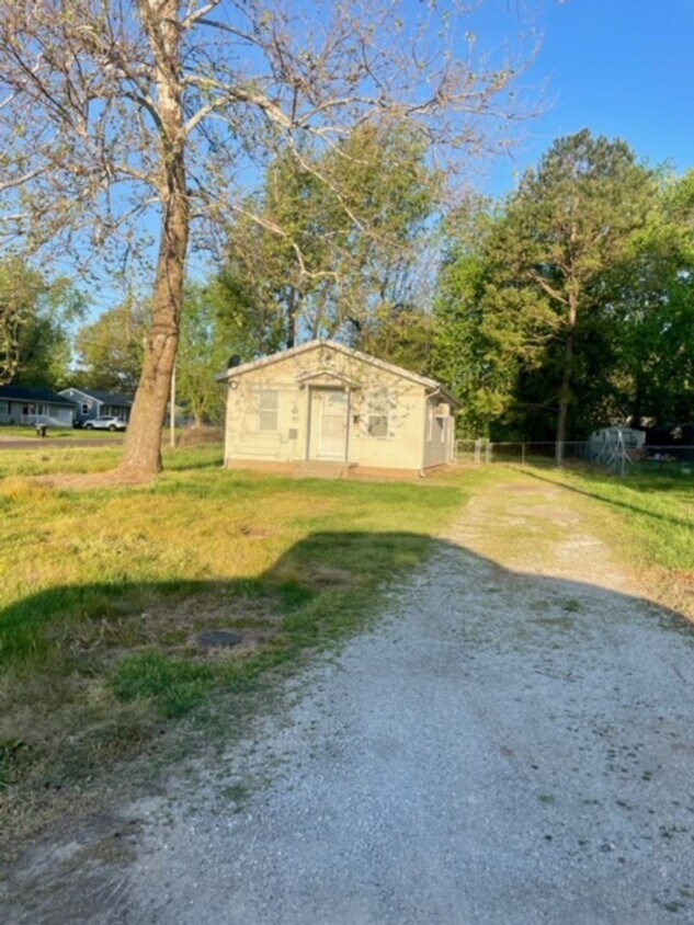 Primary Photo - 767 S. PARK AVE. - NO PETS - CALL OFFICE F...