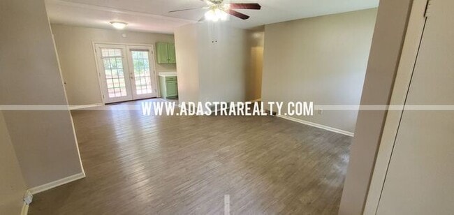 Building Photo - Spacious Shawnee Duplex-Available in SEPTE...