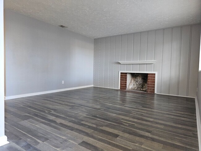 Foto del edificio - 3 Bedroom, 2 bath w/ detached 1 bed/ 1 bath Mother in law suite.  A MUST SEE!!